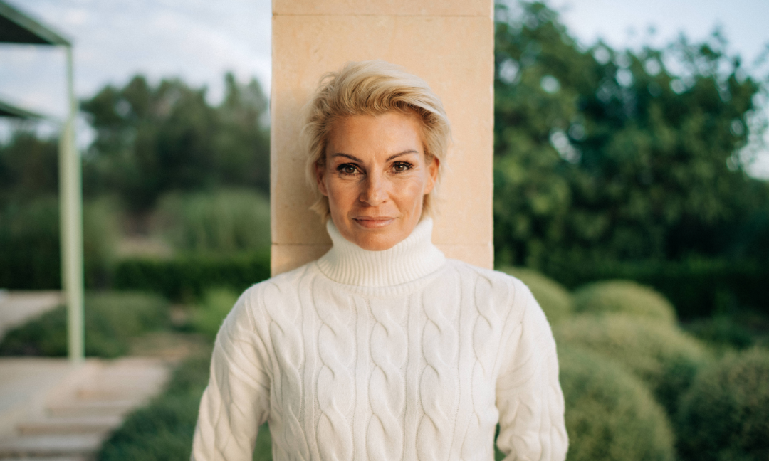 Femme avec une peau jeune grâce au sérum Spilanthol