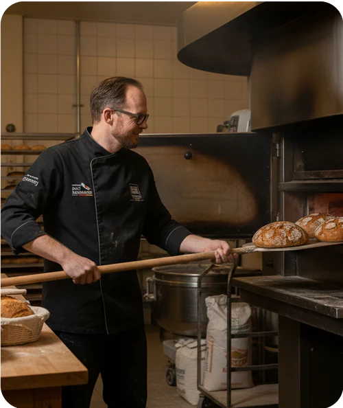 Traditionelle fränkische Backstube mit Holzregalen voller Brotlaibe und handwerklicher Atmosphäre